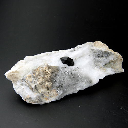 大理石中のモリオン（黒水晶）