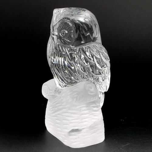 細かい彫りと透明感の素晴らしい水晶彫刻