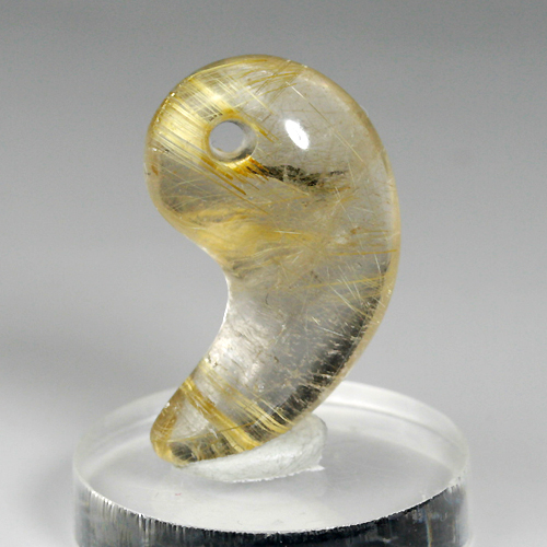 金色のルチルクオーツを勾玉に