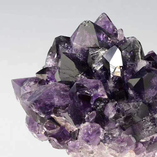 短い結晶が針山のように集まった紫水晶